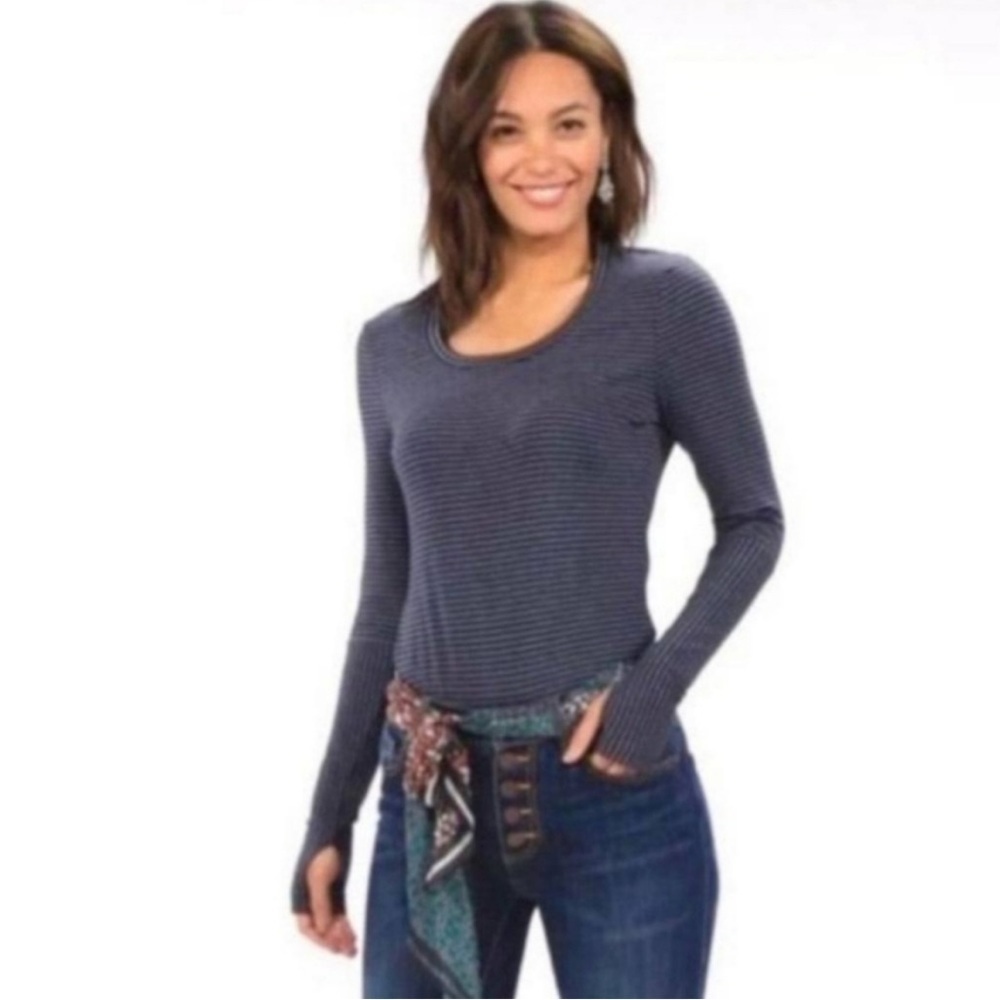 Cabi Wonder Tee #3808 navy with navy stripe and thumb holes Size Medium
